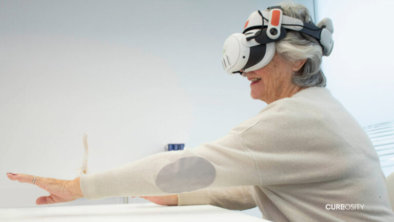 Frau mit Virtual-Reality-Headset.