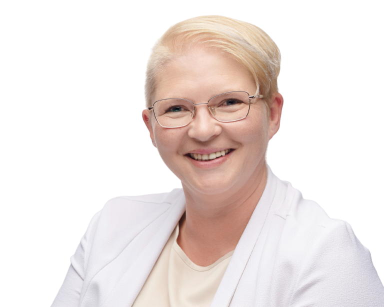 Person mit blonden Haaren, weiße Jacke.