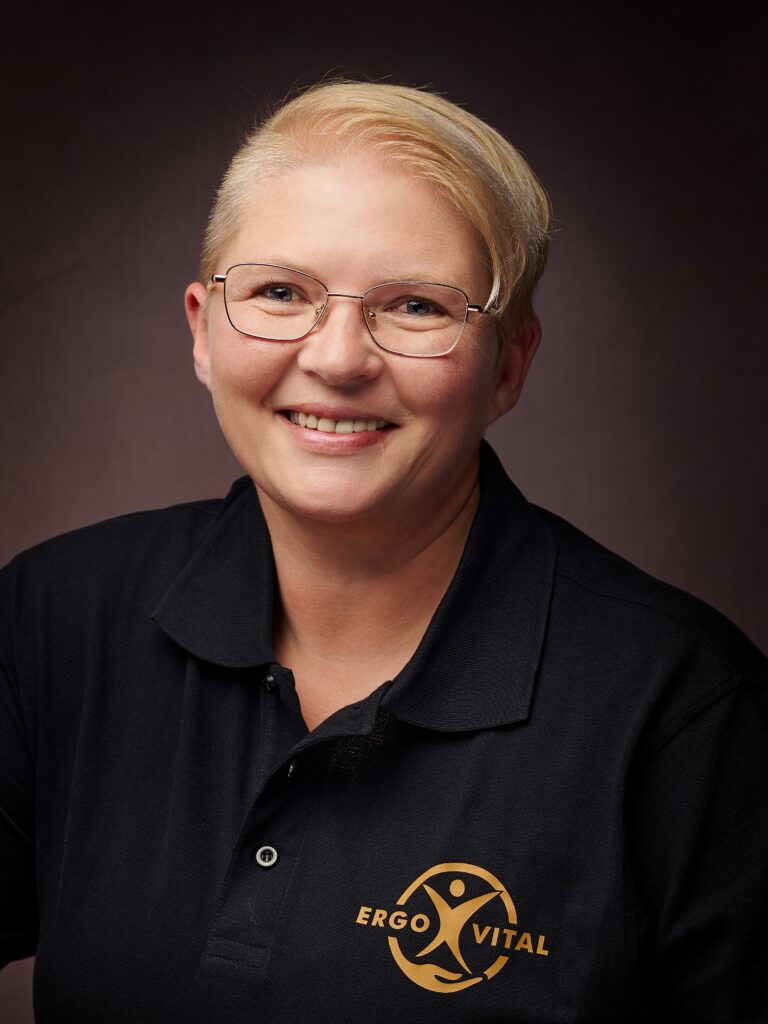 Person in schwarzem Poloshirt.