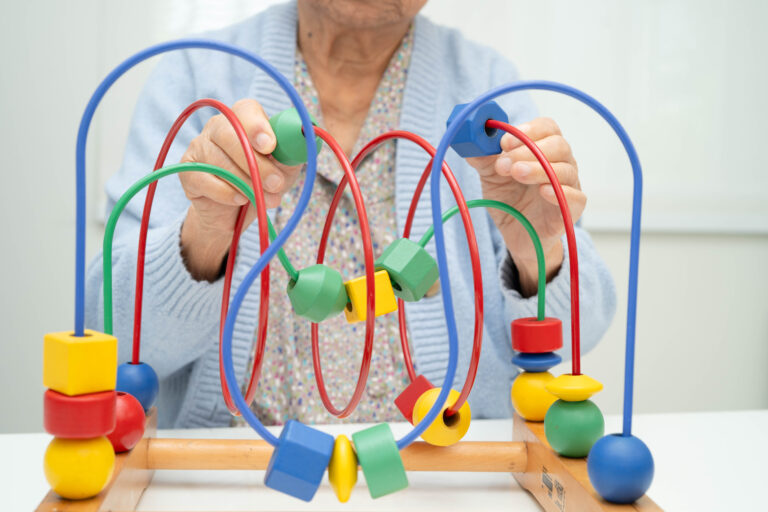 Bunte Holzspielzeuge zur motorischen Förderung