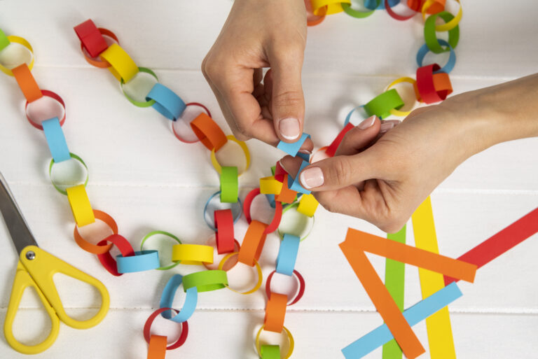 Bunte Papierketten werden gebastelt.