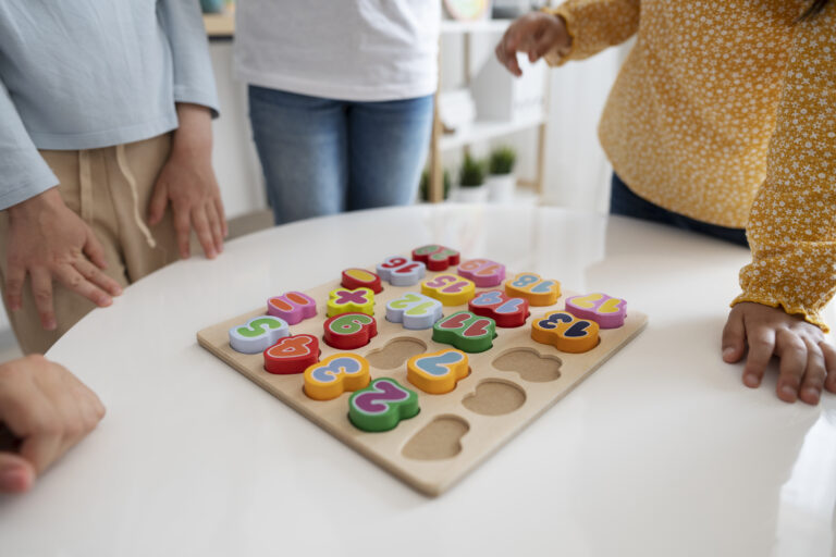 Kinder spielen mit bunten Zahlen.