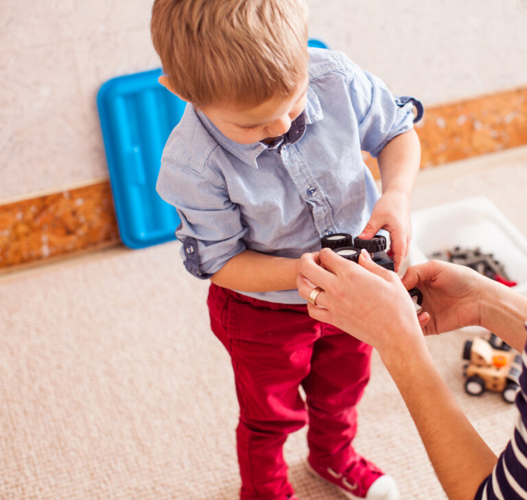 Kind spielt mit Spielzeugautos.